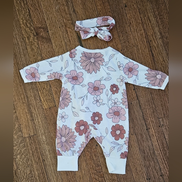 Infant Girl Romper with matching hair tie. Zipper closure.  Size 0-3 months - Picture 4 of 4